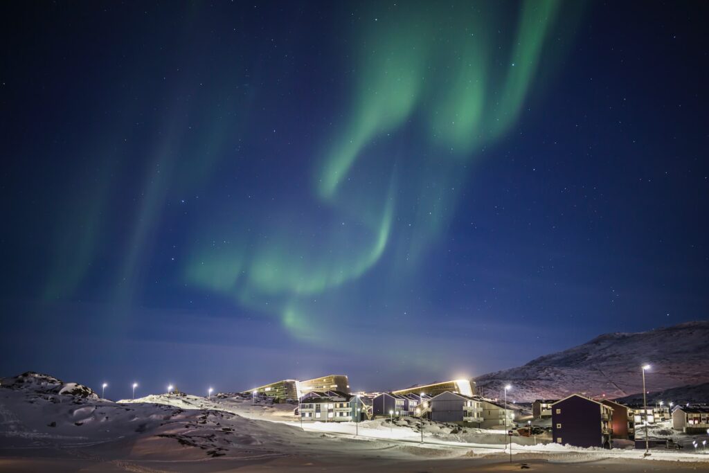 aurora boreal em nuuk na groenlandia ilustrando post seguro viagem groenlandia