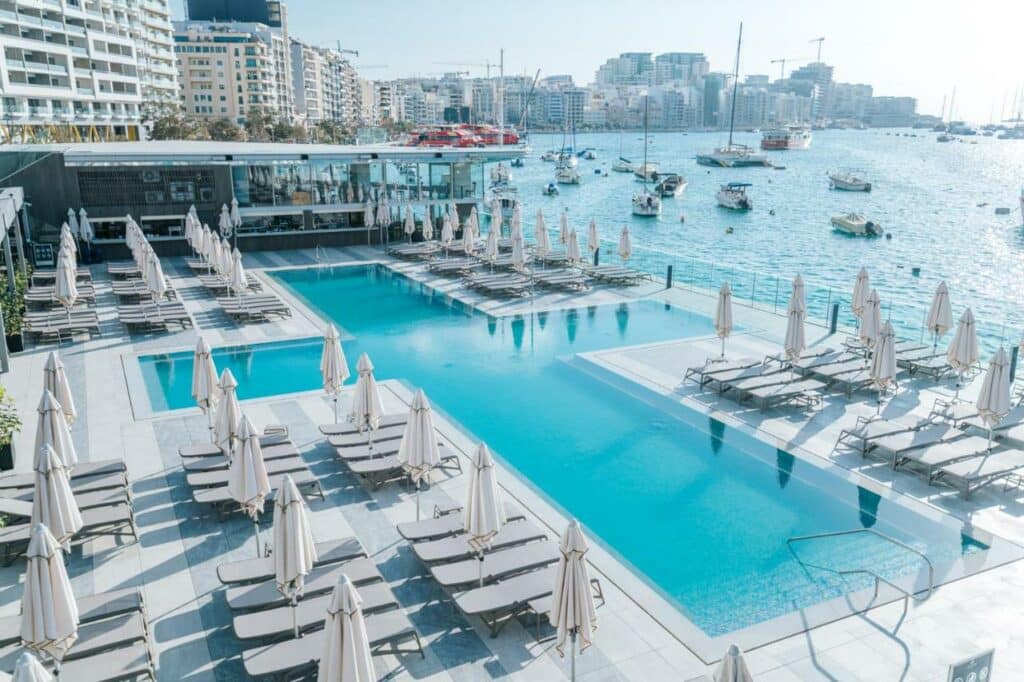 Piscina do Azur Hotel by ST Hotels com vista para o mar