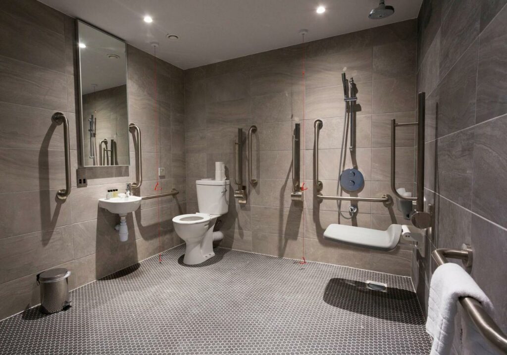 Banheiro amplo e com adaptações para pessoas com deficiência no Maldron Hotel Kevin Street