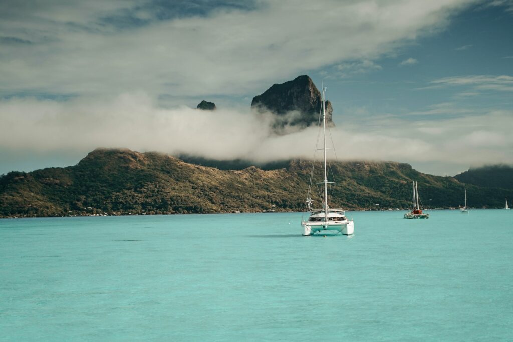 Barco velejando águas cristalinas para ilustrar o post de seguro viagem Bora Bora - Foto: Benedikt Brichta via Unsplash