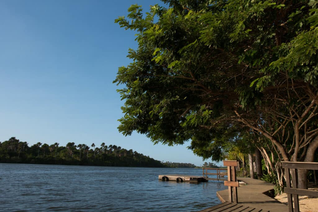 Beira do Rio Preguiças, com deck e árvores em volta