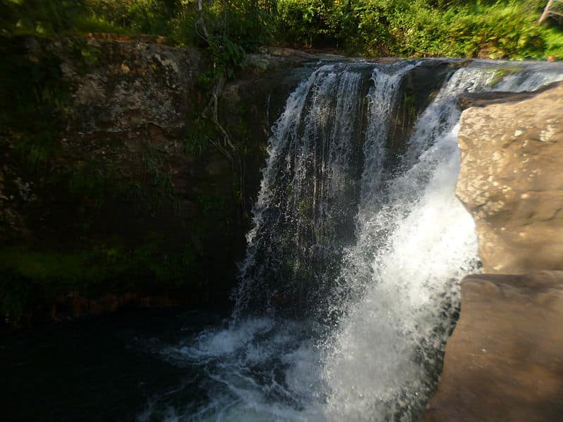 Cachoeira Alvina em Serra negra, uma queda d'água não muito alta e com águas transparentes