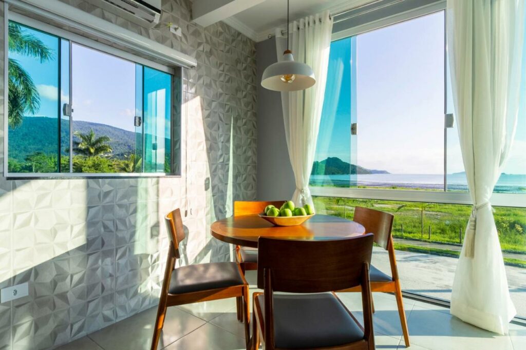 Sala de estar do Calamar Flats Paraty  com vista direta para a praia