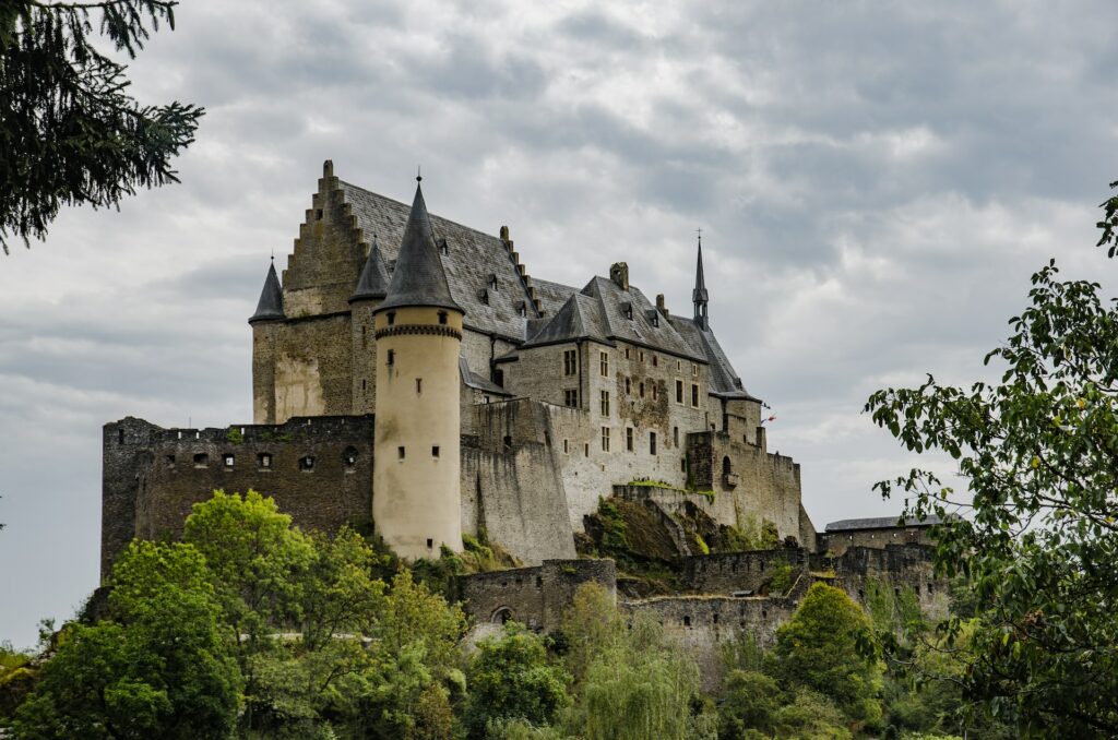 castelo de vianden durante o dia com árvores ao lado ilustrando post seguro viagem luxemburgo