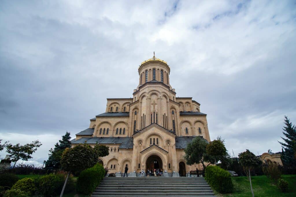 vista imponente da catedral na Georgia, no Leste Europeu