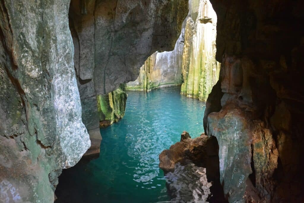 Formação rochosa marrom com água cristalina no centro da foto. São as  cavernas Sawa-i-Lau-para ilustrar o post seguro viagem Fiji. Foto: Jeremy Bezanger via Unsplash