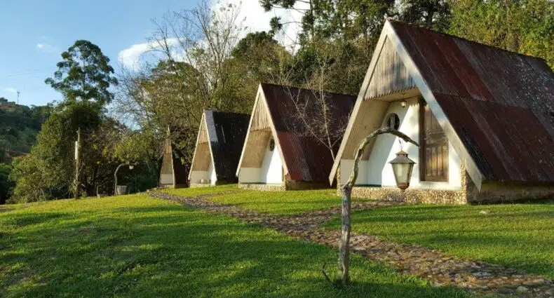 chalés iguais da Pousada Meu Recanto uma das opções de pousadas em Ibitipoca
