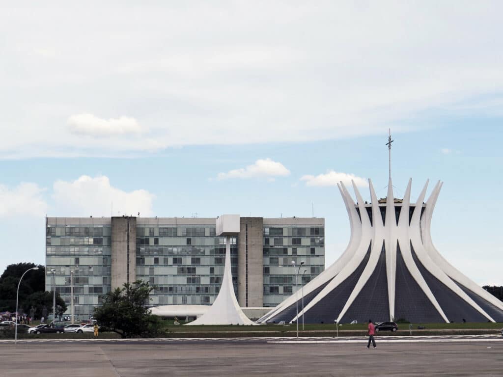 Pátio do Eixo Monumental em Brasília com construções históricas