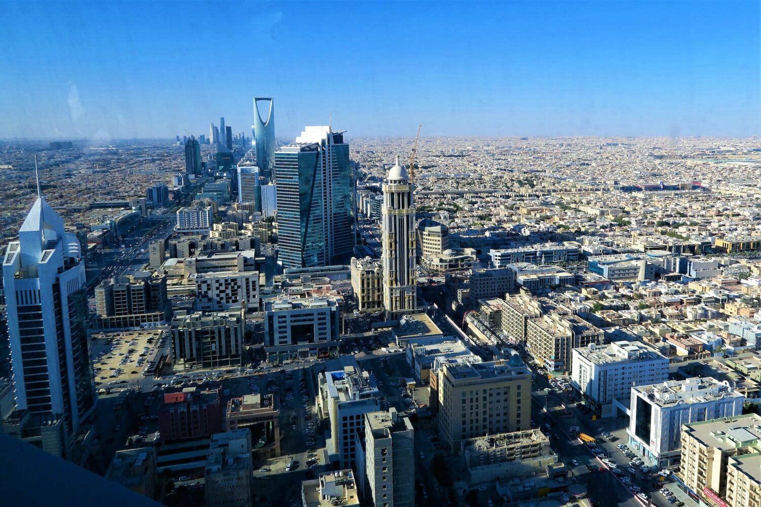 Foto da capital da Arábia Saudita vista de cima para ilustrar o post de seguro viagem Arábia Saudita. Riad é repleta de prédios altos e muitas casas são vistas do lado direito da imagem.- Foto: Ekrem Osmanoglu