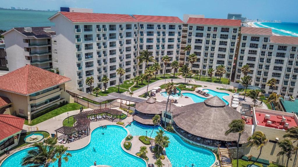 vista aerea da piscina e do Emporio mostrando diversos apartamento em frente as piscinas do hotel