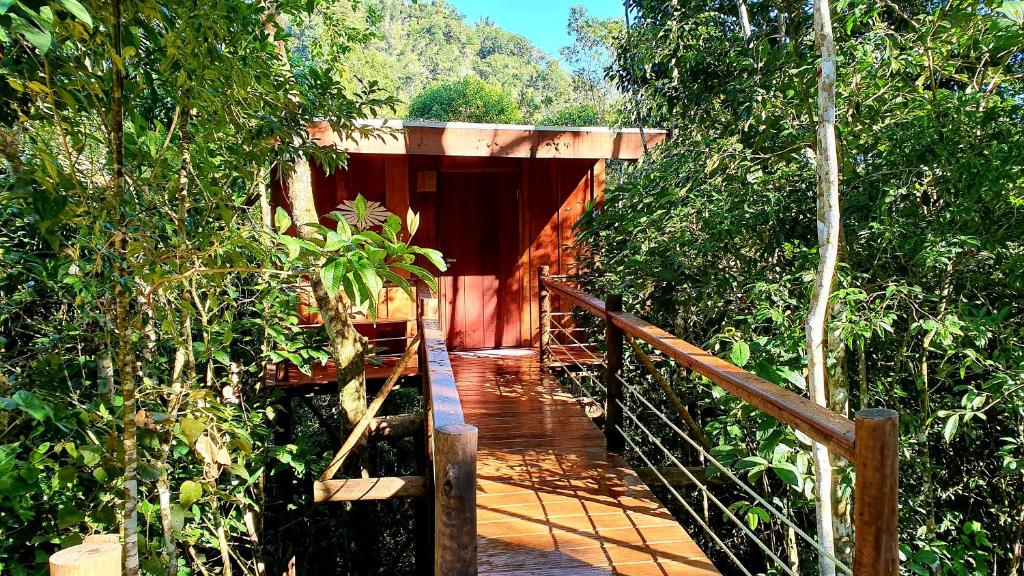entrada da La Luciole Ecolodge um chalé em Paraty todo em madeira e no meio da natureza