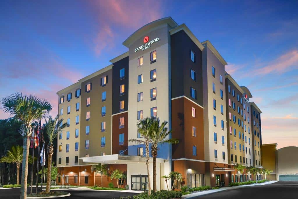 fachada do Candlewood Suites - Orlando - Lake Buena Vista, an IHG Hotel ao entardecer com muitas janelinhas e tons de cinza