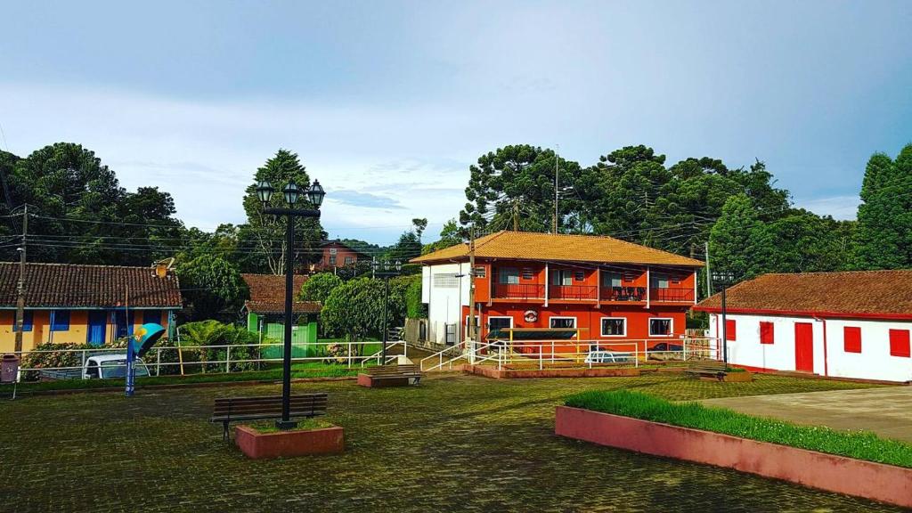 fachada e vista da Hospedaria Caminho da Roça uma das opções de pousadas em Gonçalves