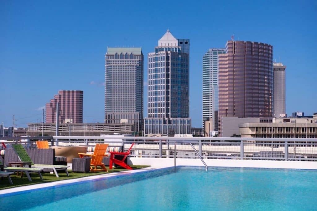 Piscina na cobertura do Hampton Inn Tampa Downtown Channel District com vista direta para os prédios da cidade