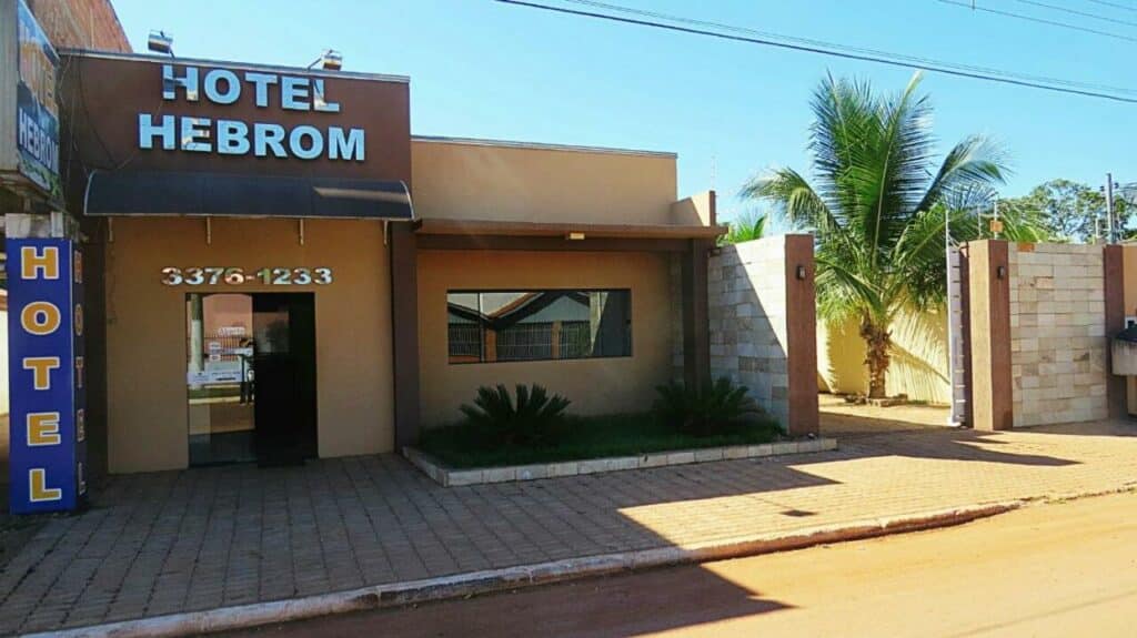 Fachada e entrada do Hotel Hebrom, único hotel disponível em Nobres, no Mato Grosso