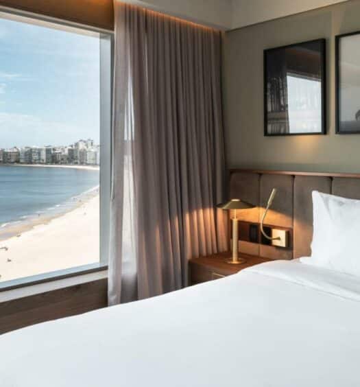 Quarto do Hotel Costanero Montevideo- MGallery com uma janela dando vista para a praia