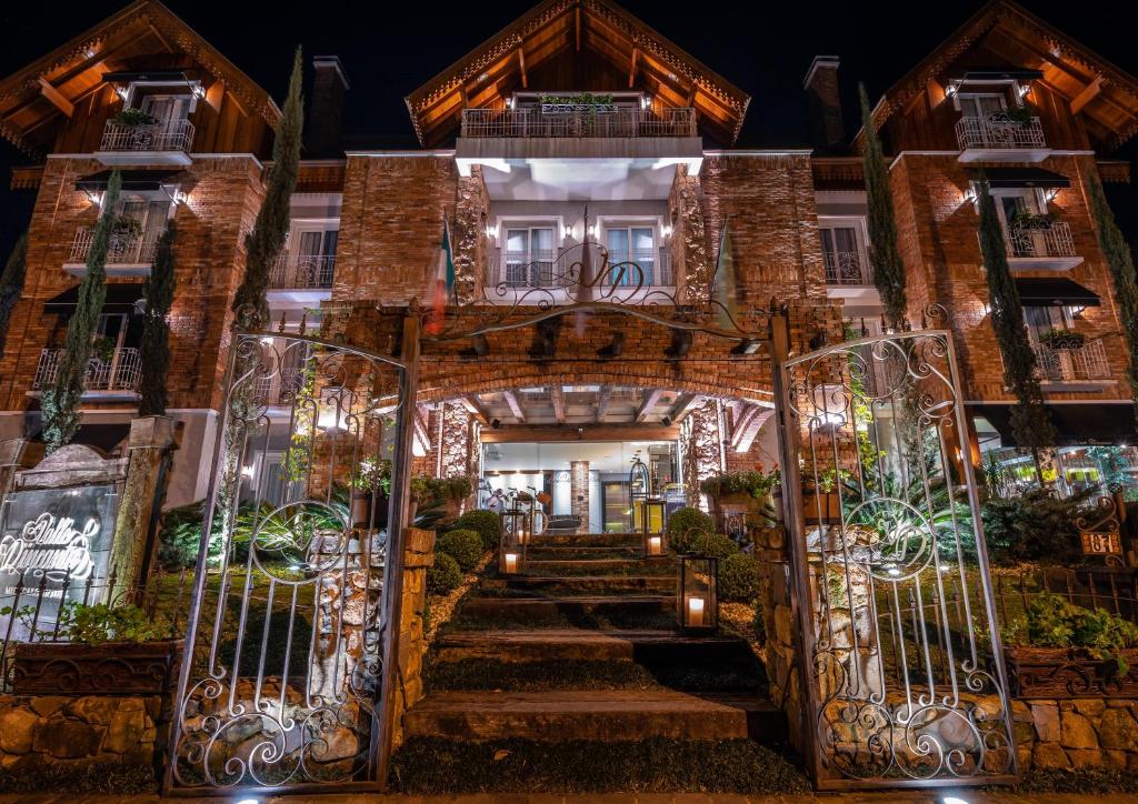 Entrada iluminada do Valle Dincanto, um dos melhores hotéis em Gramado