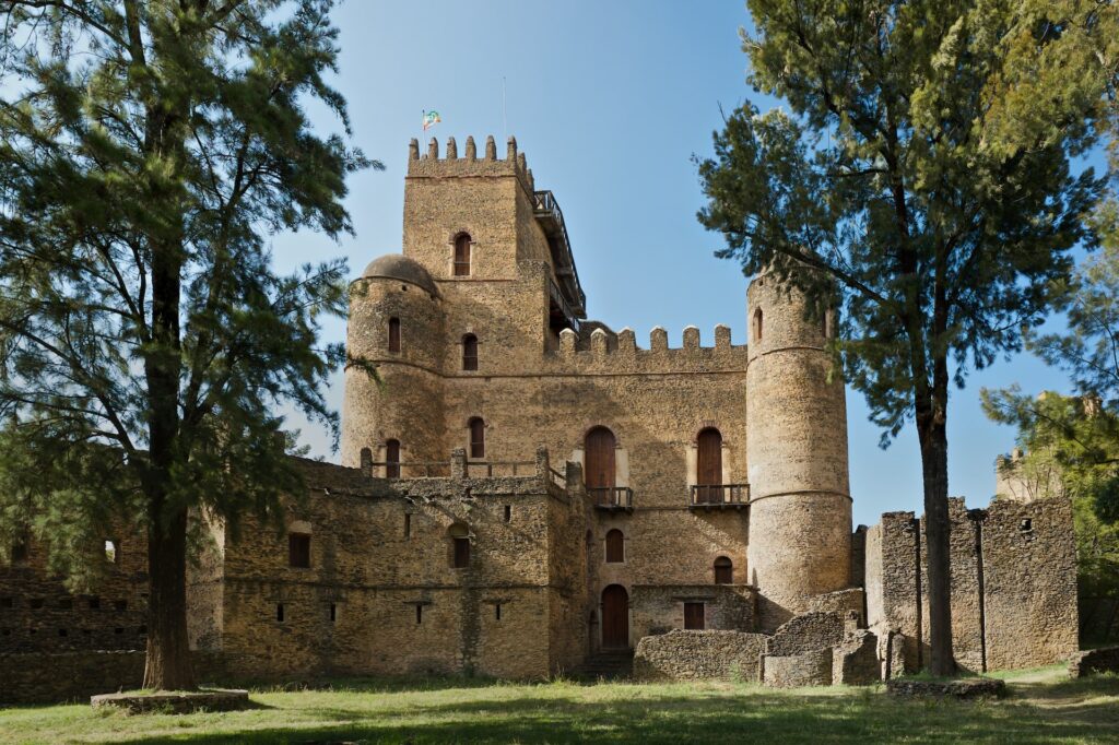 Cidade-fortaleza de Fasil Ghebbi uma construção histórica e antiga, uma castelo com duas torres e com gramado ao redor