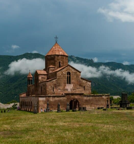 igreja odzun na Armênia com árvores ao lado durante o dia ilustrando post de seguro viagem Armênia
