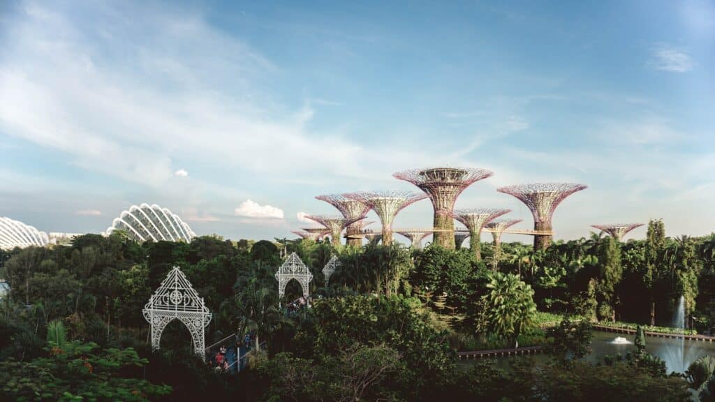 Jardim da Baía em Singapura, com natureza exuberante ao entorno de construções modernas para representar o seguro viagem Singapura.