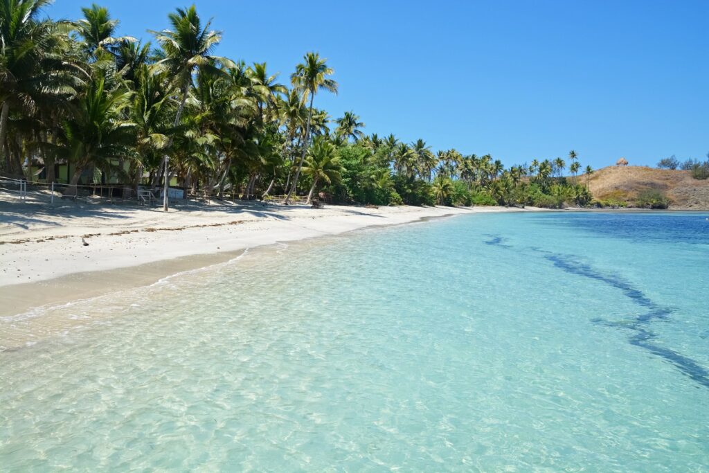 Uma praia nas Ilhas Yasawas em Fiji, com o mar quase transparente e areias brancas
