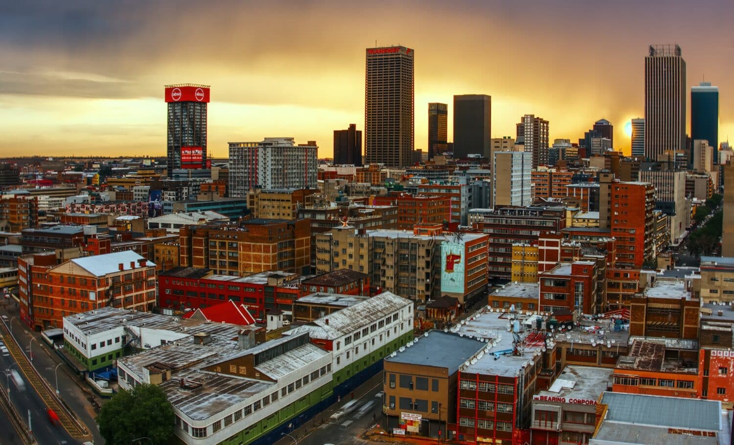 Visão aérea de Johanesburgo com seus prédios e construções. - Foto: Simon Hurry via Unsplash