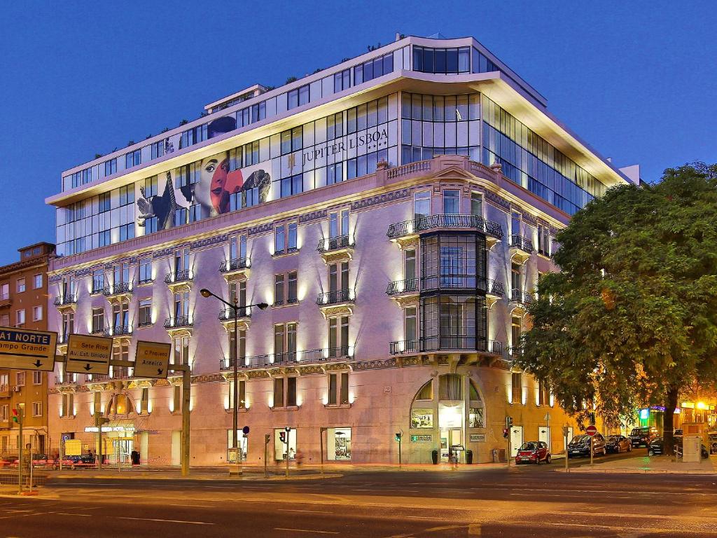 Fachada elegante e bem iluminada no Jupiter Lisboa Hotel, uma das opções de hotéis em Lisboa
