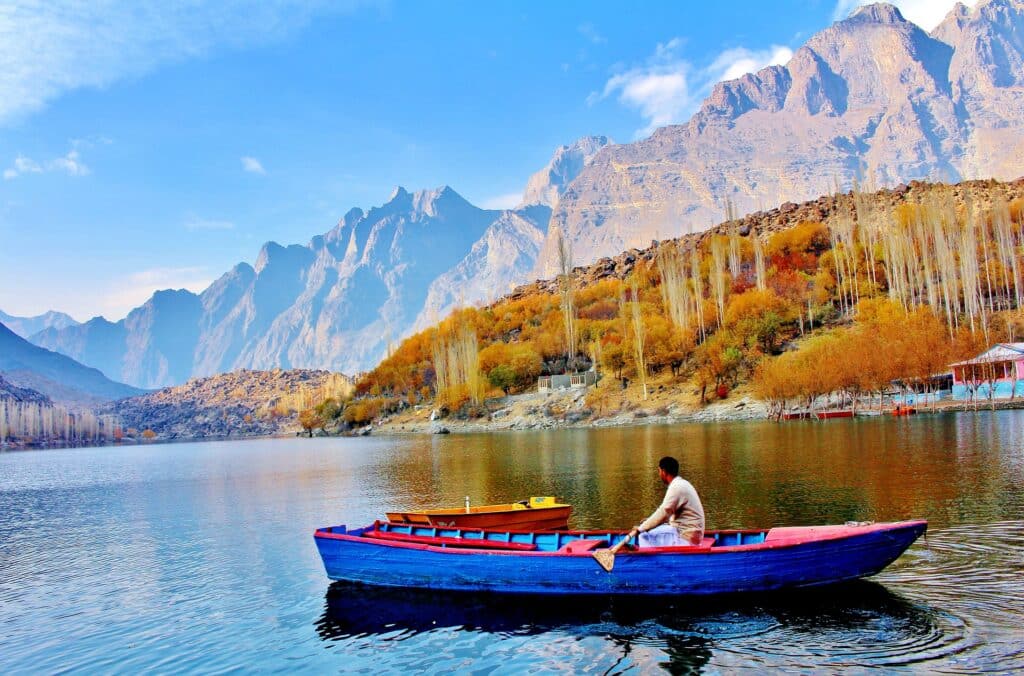 Homem em um pequeno barco no Lago Upper Kachura Lake, no paquistão
