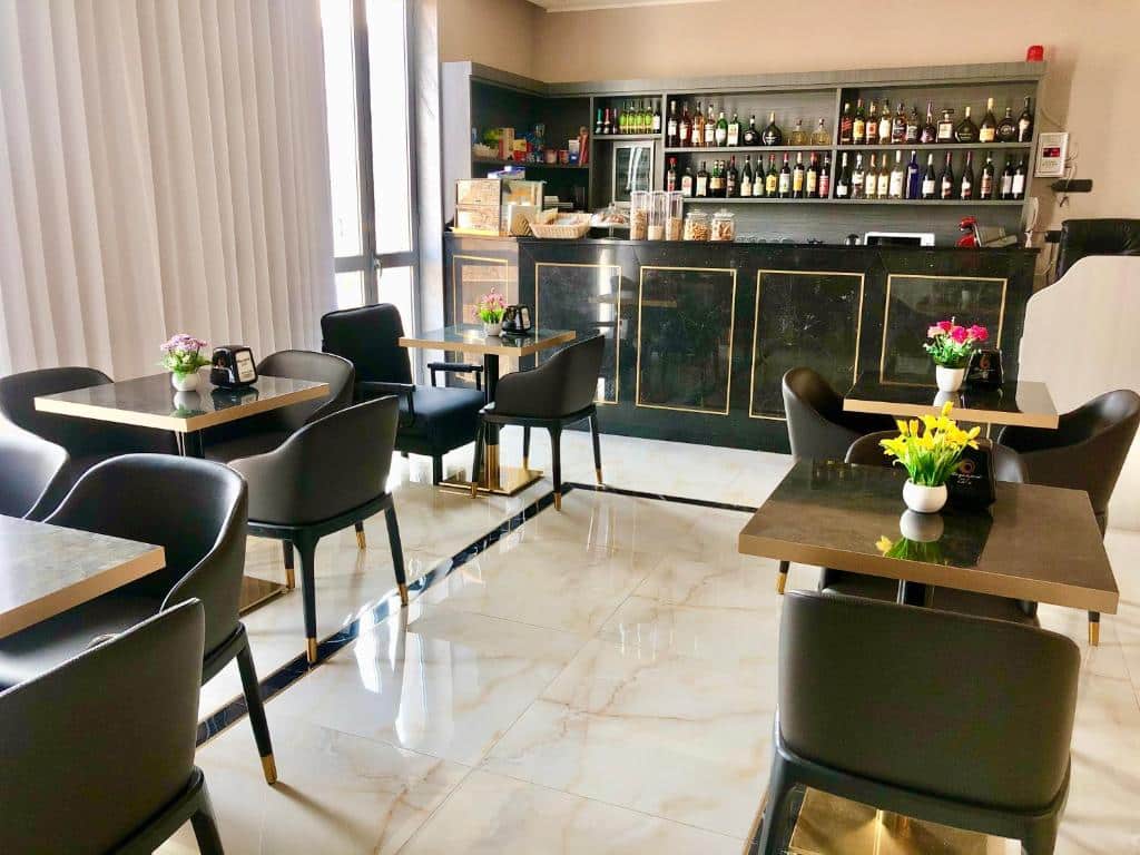 lounge-bar com balcão, mesas e cadeiras no Hotel Folen um dos hotéis em Milão