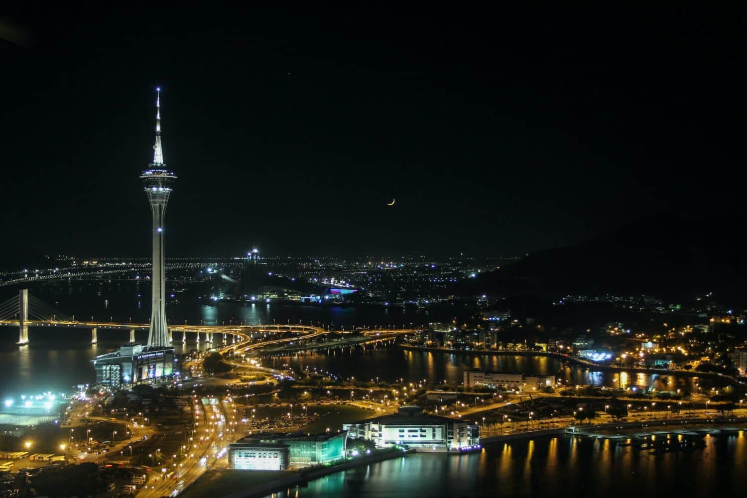 Visão panorâmica de Macau para ilustrar o post de seguro viagem Macau. Podemos ver um dos prédios mais altos do mundo, uma ponte e diversos edifícios. - Foto: Renato Marques via Unsplash