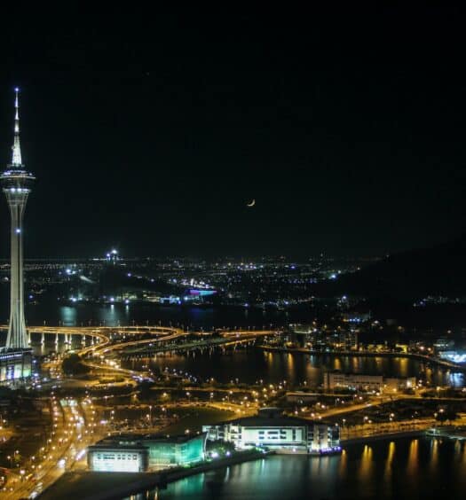 Visão panorâmica de Macau para ilustrar o post de seguro viagem Macau. Podemos ver um dos prédios mais altos do mundo, uma ponte e diversos edifícios. - Foto: Renato Marques via Unsplash