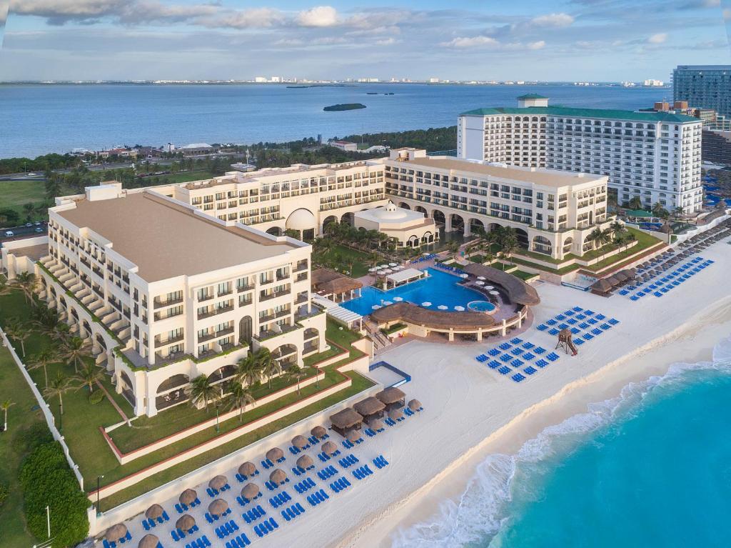 vista aérea da lateral do prédio Marriott Cancun Resort em frente a praia. É possível enxergar várias espreguiçadeiras na praia