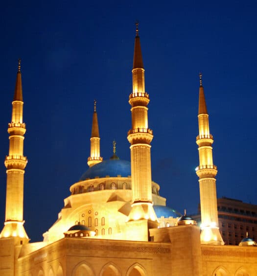 The-Mohammad al-Amin um mosteiro em Beirute com as luzes acesas de noite em tons de amarelo