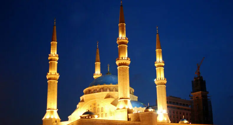 The-Mohammad al-Amin um mosteiro em Beirute com as luzes acesas de noite em tons de amarelo