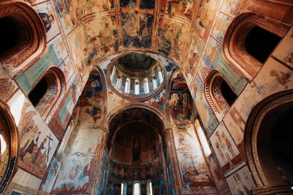 Interior do Mosteiro de Ghélati para ilustrar o post de seguro viagem Geórgia. As paredes da construção são ricas em mosaicos e pinturas - Foto: Artem Bryzgalov via Unsplash