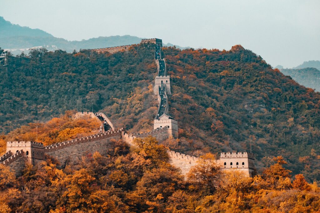 muralha da china com folhas amarelas durante o dia ilustrando post seguro viagem Pequim