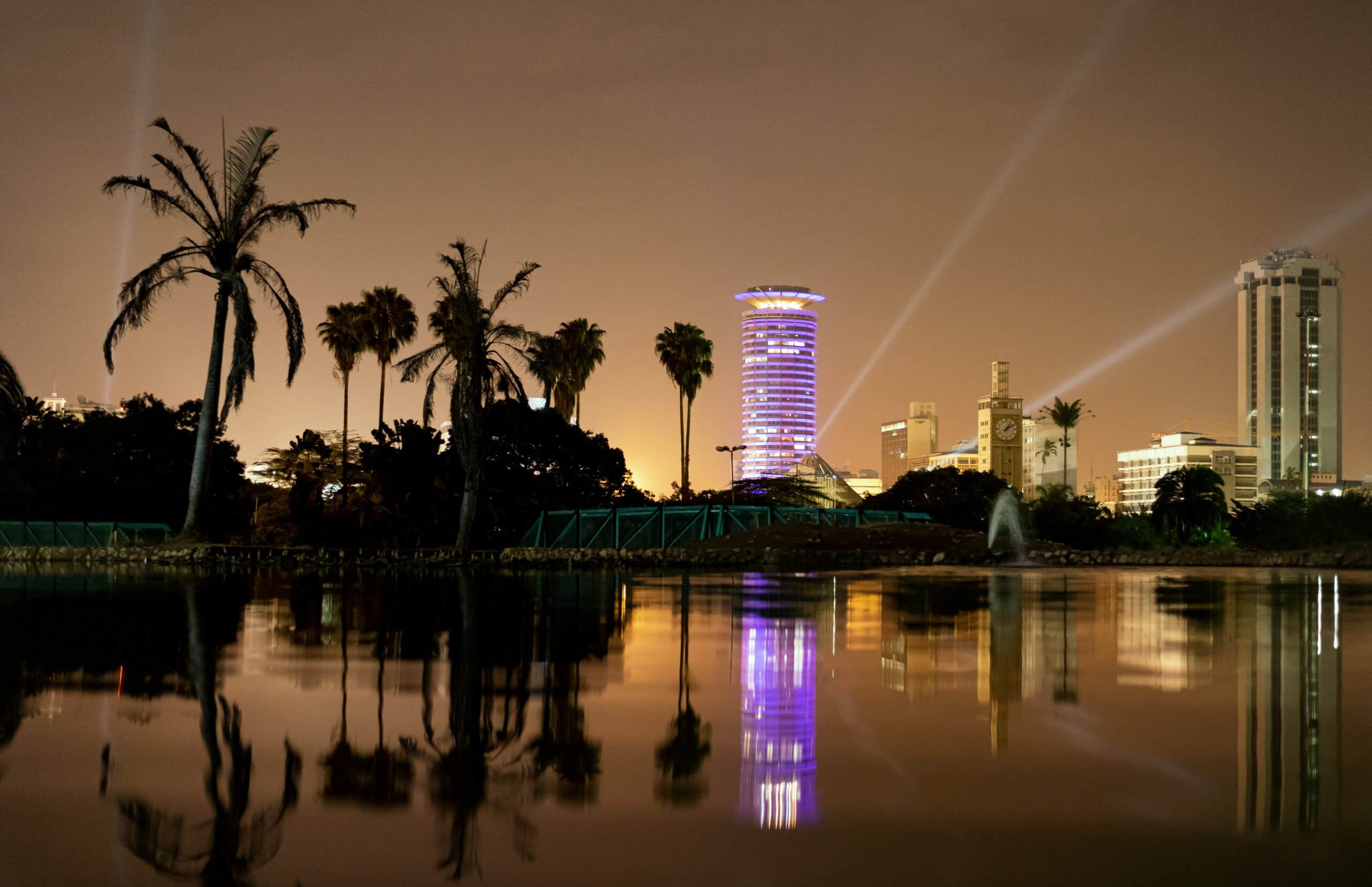 Vista da cidade Nairobi, Quênia a noite com prédios. Representa seguro viagem Quênia.