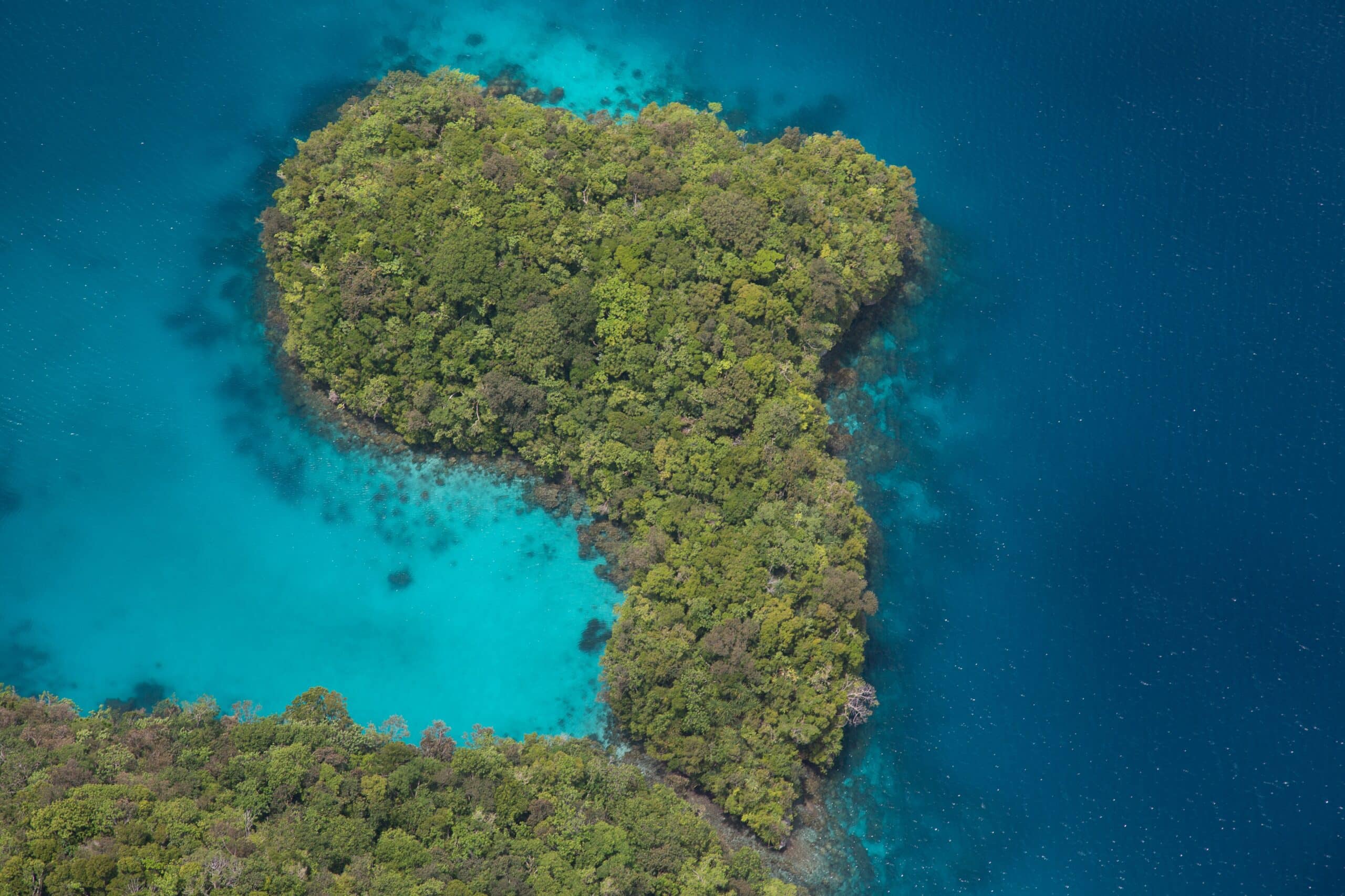 Vista de cima da Ilhas Chelbacheb -representa seguro viagem Palau
