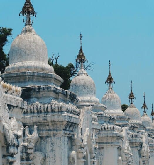 vista do Pagode de Kuthodaw em detalhes brancos e céu azul que pode ser visitado com o seguro viagem Myanmar