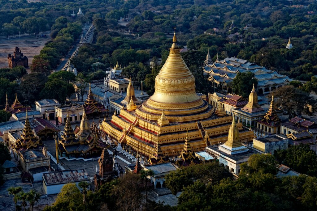 vista de cima do Pagode de Shwezigon em tons de dourado que pode ser visitado com o seguro viagem Myanmar