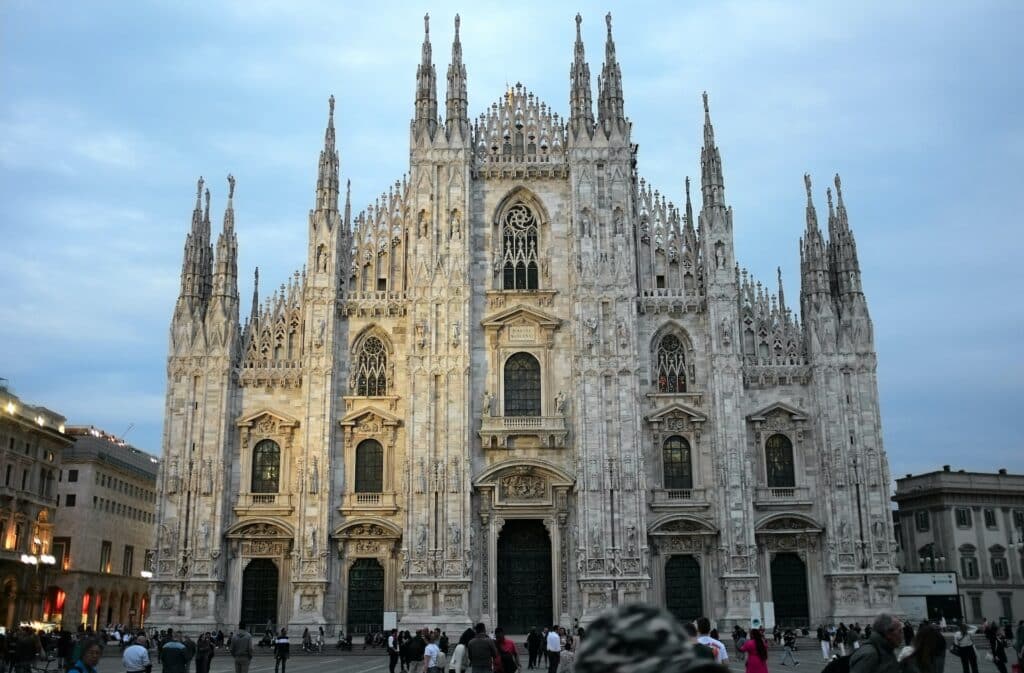vista de frente da Catedral de Milão em estilo gótico