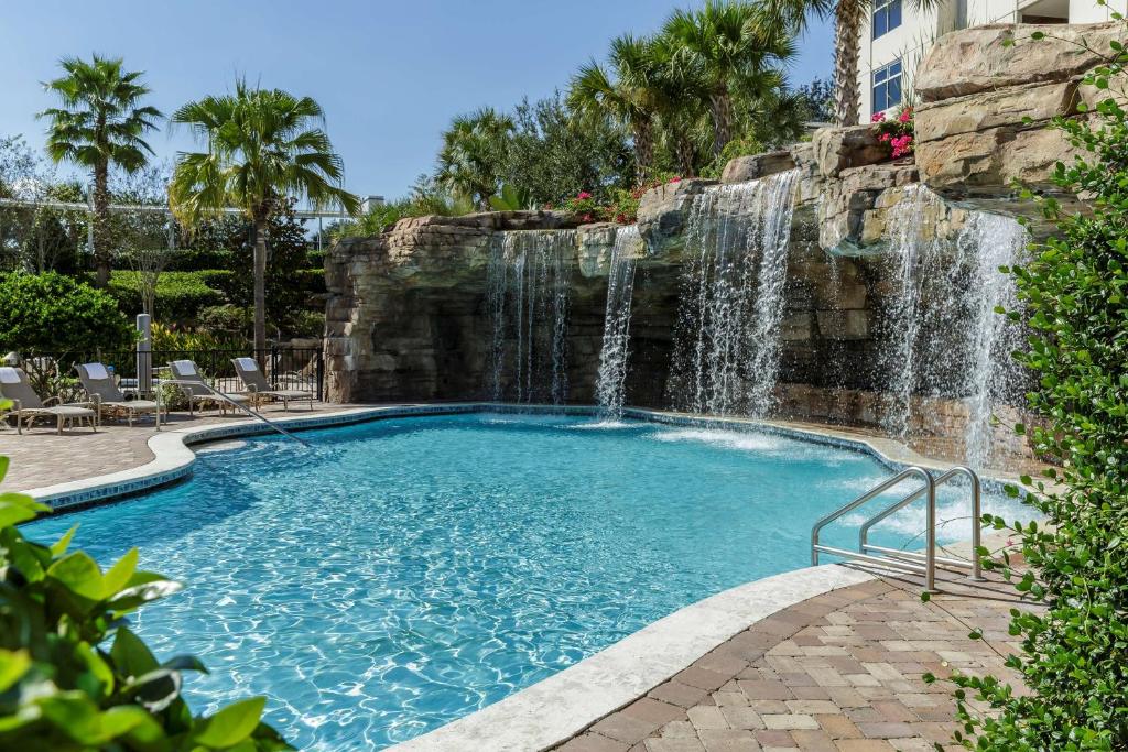 piscina com cascata, imitando uma cachoeira, no Hyatt Regency Orlando
