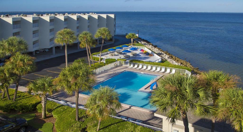 piscina com vista do mar do Sailport Waterfront Suites em Tampa