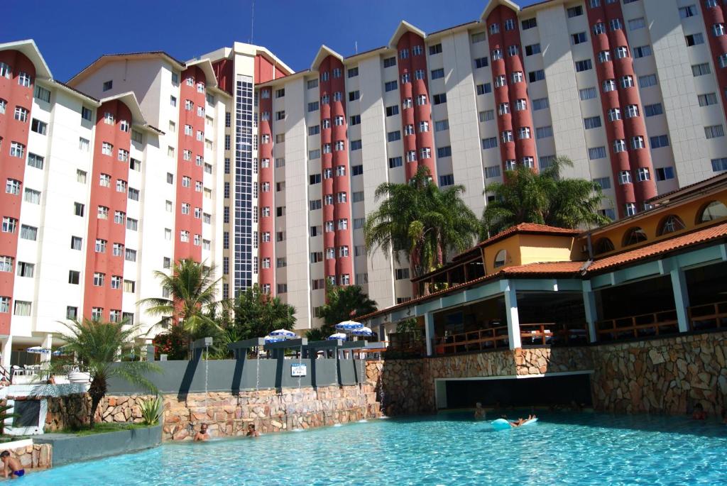 Vista da frente da Acqua Bella Thermas Hotel com piscina em resorts em Caldas Novas.