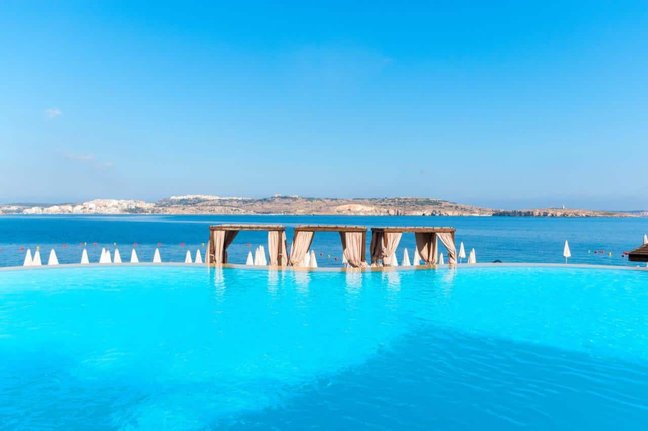 Piscina do Dolmen Hotel Malta com borda infinita dando vista para o mar