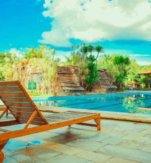 Vista da piscina Ecologic Ville Resort durante o dia. Representa resorts em Caldas Novas.