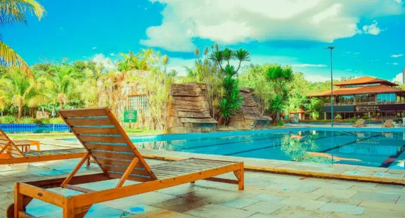 Vista da piscina Ecologic Ville Resort durante o dia. Representa resorts em Caldas Novas.