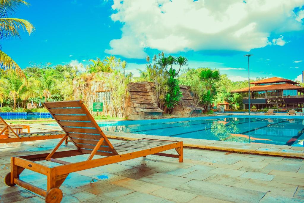 Vista da piscina Ecologic Ville Resort durante o dia. Representa resorts em Caldas Novas.