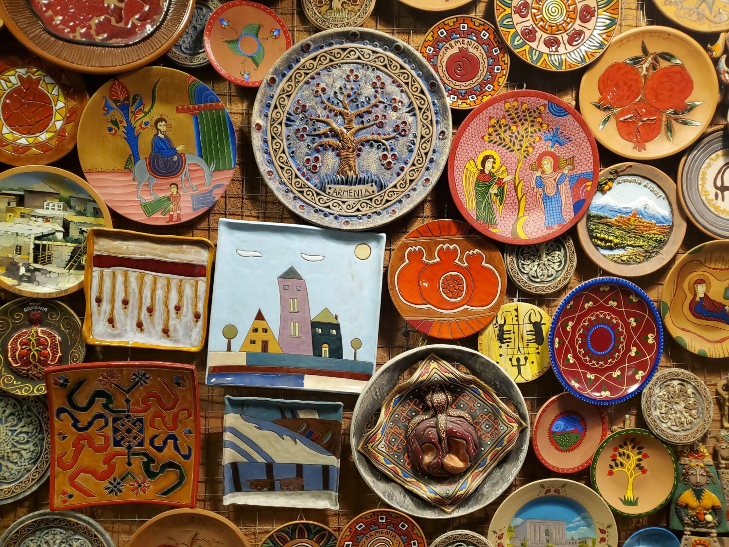 porcelanas com diversas cenas em tons terrosos e desenhos coloridos em Yerevan, na Armênia