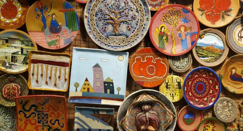 porcelanas com diversas cenas em tons terrosos e desenhos coloridos em Yerevan, na Armênia